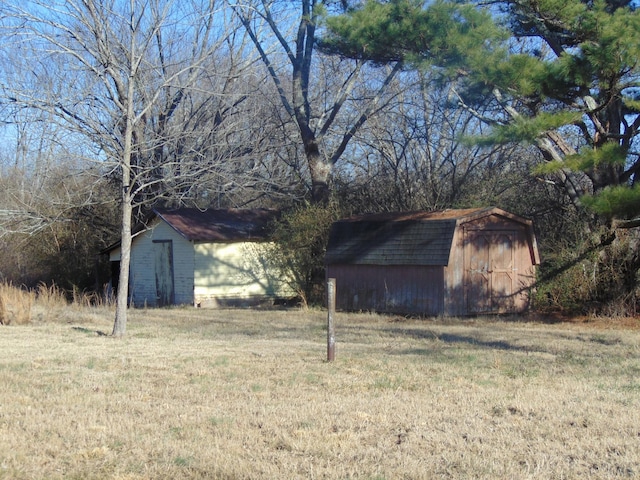 view of yard with a shed