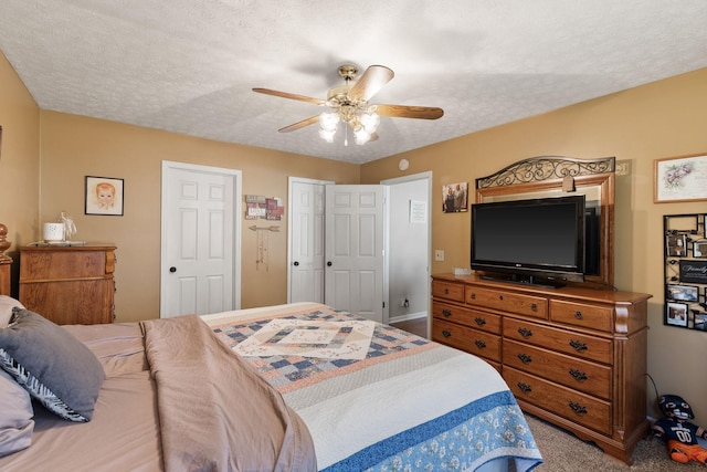 bedroom featuring light carpet, a textured ceiling, and ceiling fan