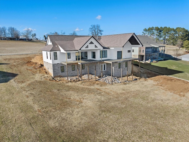 view of front facade featuring a front yard