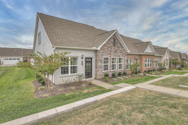 view of front of home featuring a front yard