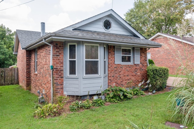 view of side of property featuring a lawn