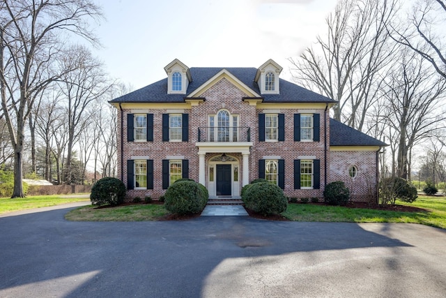 colonial home with a front yard