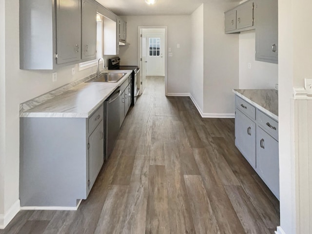 kitchen featuring sink, dark wood-type flooring, gray cabinets, and stainless steel appliances