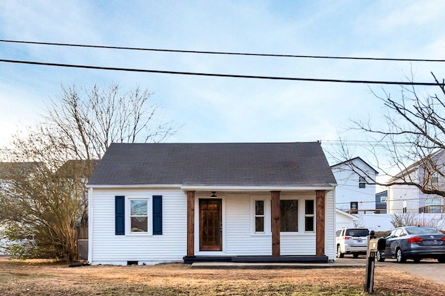 view of front of property featuring a front lawn