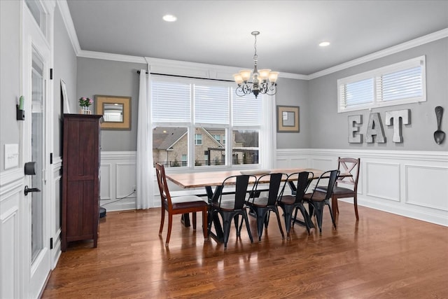 dining area featuring ornamental molding, dark hardwood / wood-style floors, and a notable chandelier