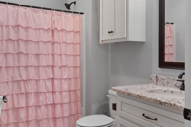 bathroom with a shower with curtain, vanity, and toilet