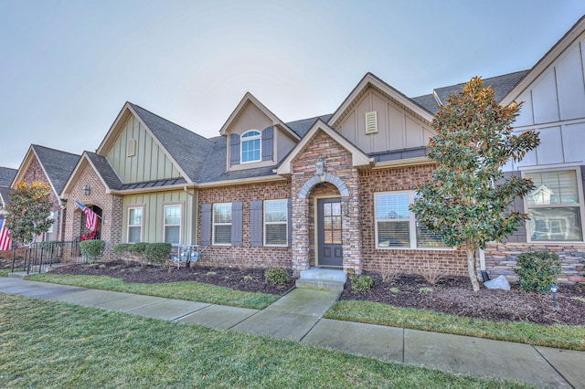 view of front of home featuring a front yard