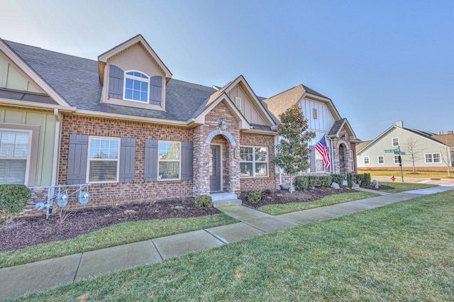 view of front of property featuring a front yard