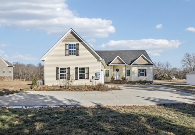 view of front facade featuring a front lawn