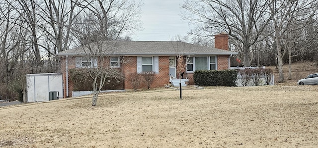 view of front of house with a front lawn