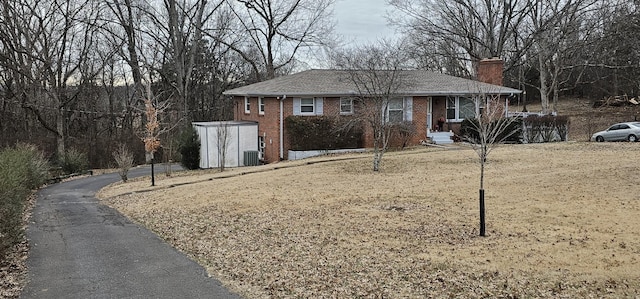 single story home featuring a front yard