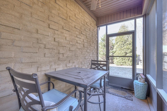 sunroom featuring ceiling fan