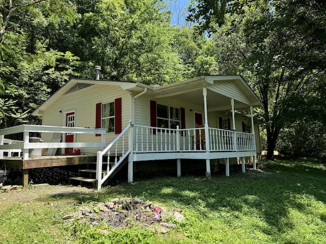 view of front facade featuring covered porch and a front yard