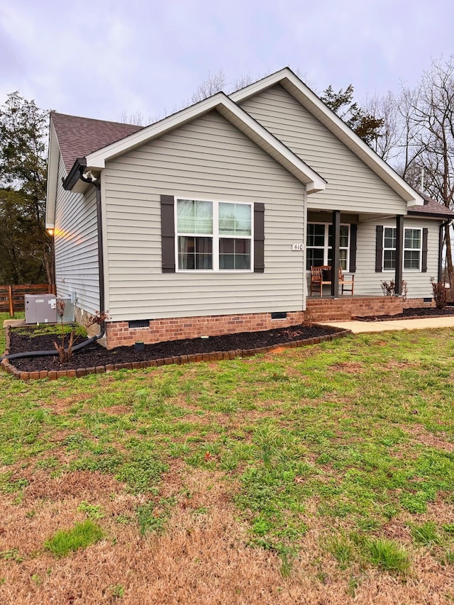 view of front facade featuring a patio and a front yard