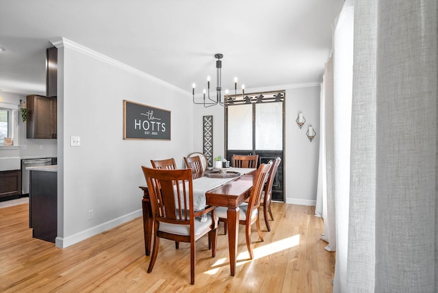 dining room featuring an inviting chandelier, crown molding, and light hardwood / wood-style flooring