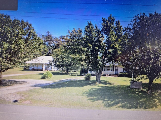 view of front of property featuring a front lawn