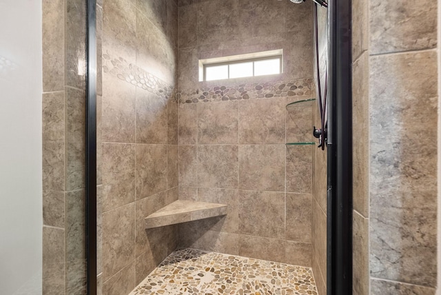 bathroom featuring a tile shower