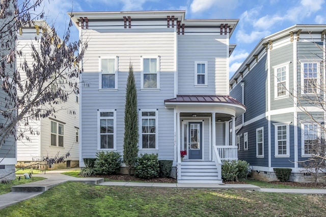 italianate home featuring a front yard