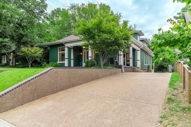 view of front of property with a front lawn