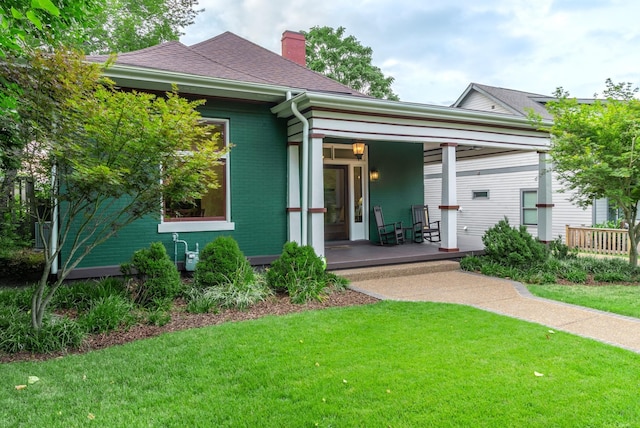 view of front of home featuring a porch and a front lawn