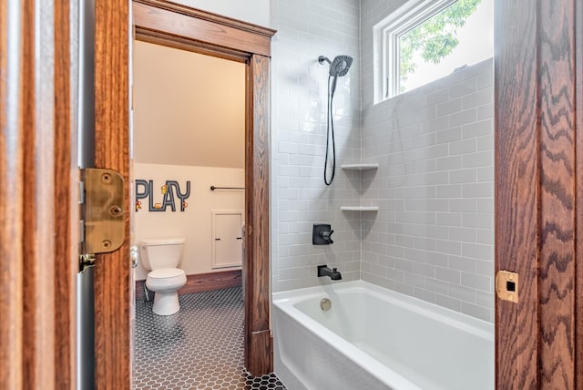 bathroom with tiled shower / bath and toilet