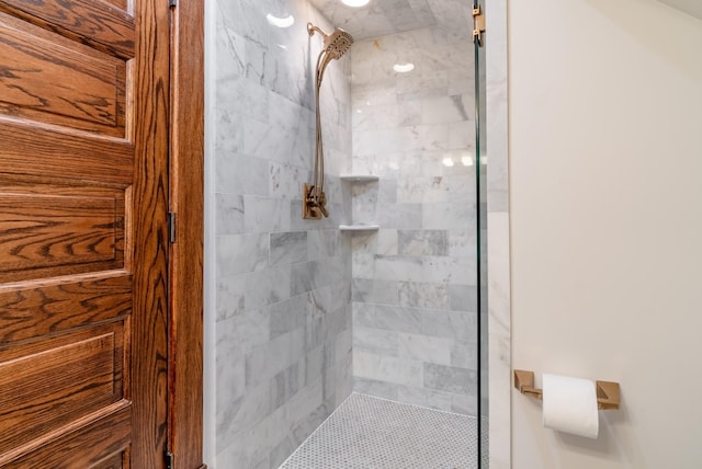 bathroom featuring a tile shower