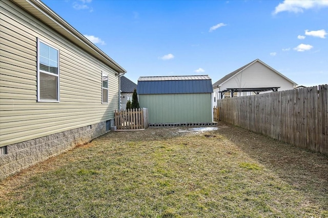 view of yard with a storage unit