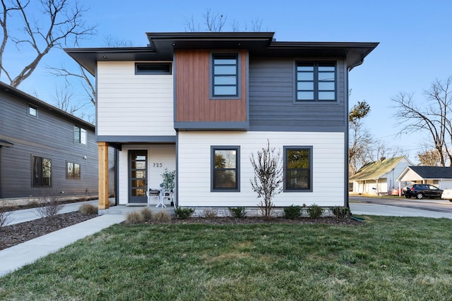 view of front of property featuring a front yard