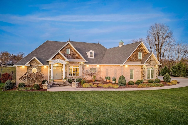 view of front of home featuring a front lawn