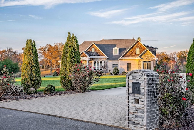 view of front of property with a front yard