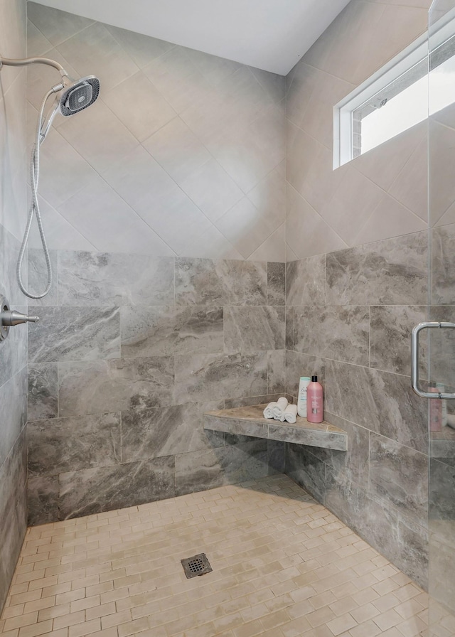 bathroom featuring tiled shower