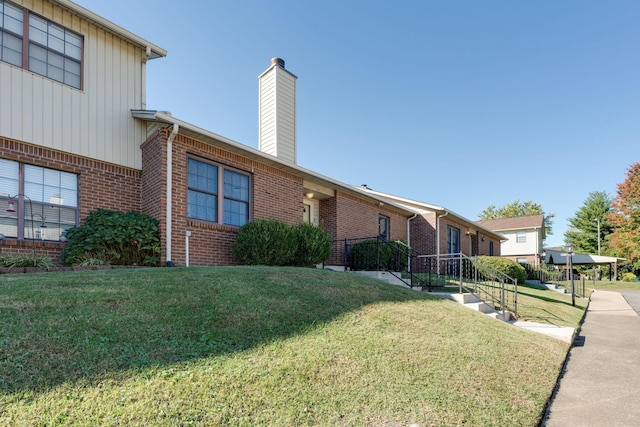 view of front of house featuring a front lawn