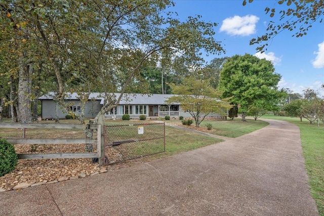 single story home with a front lawn