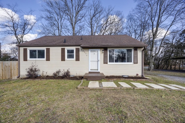 view of front of property featuring a front lawn