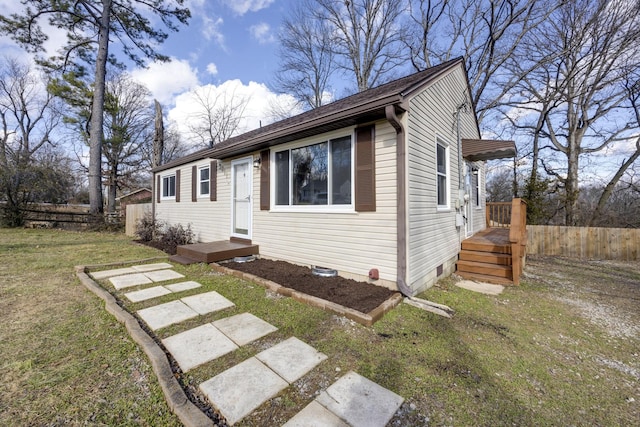 view of front of home featuring a front yard