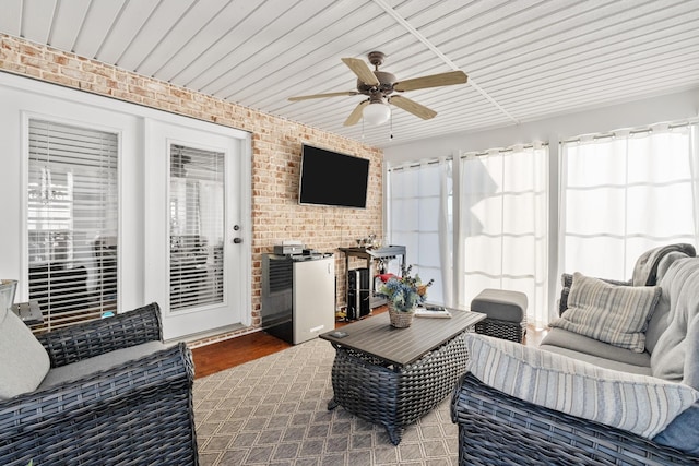 sunroom with ceiling fan