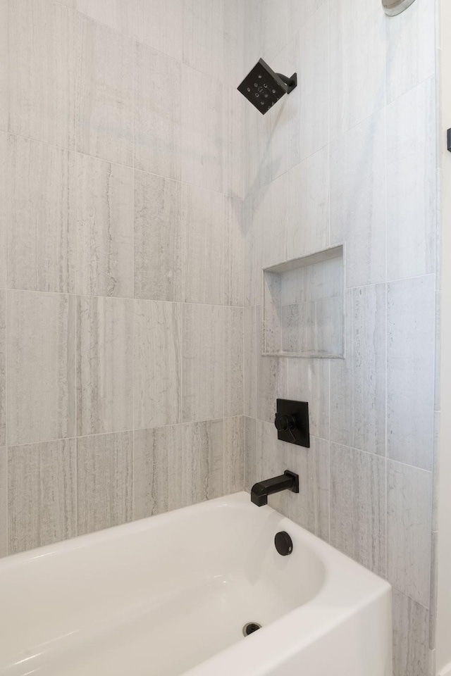 bathroom with tiled shower / bath