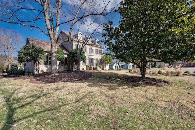 view of front of property featuring a front yard