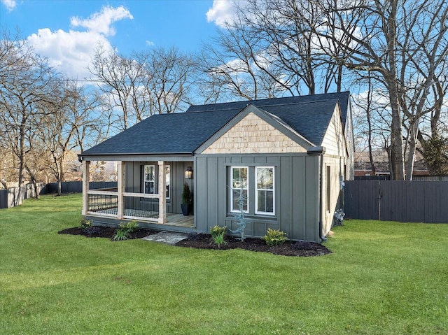 view of front of property featuring a front yard