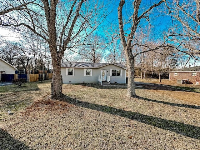 view of front facade featuring a front yard