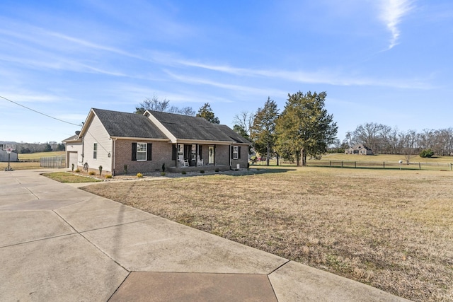 view of front facade featuring covered porch and a front yard