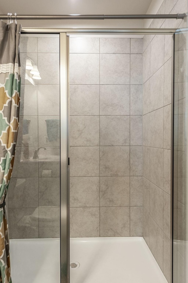 bathroom featuring a shower with shower curtain