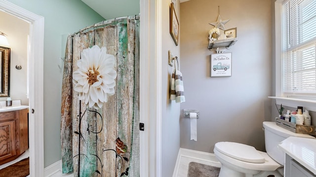full bath with a shower with curtain, baseboards, vanity, and toilet