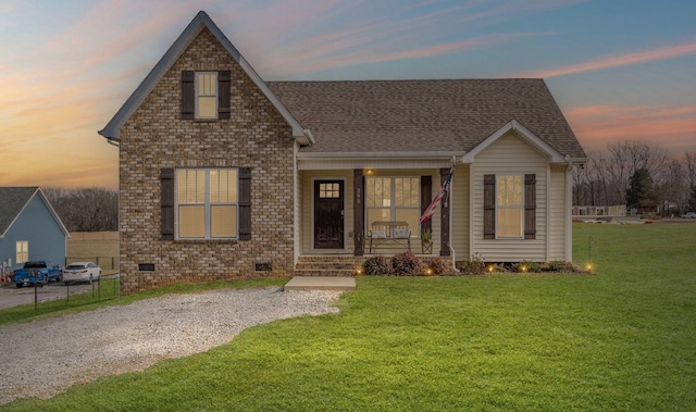 view of front facade featuring a yard