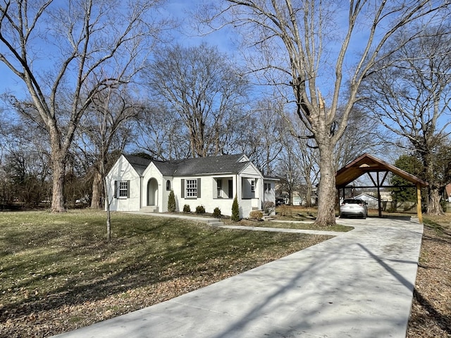 view of front of property featuring a carport and a front yard