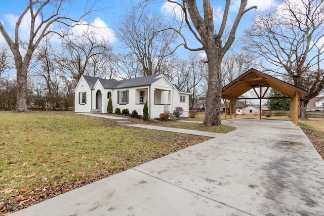 view of front of house with a front lawn