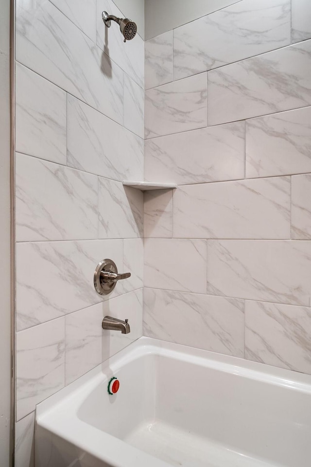 bathroom featuring tiled shower / bath combo