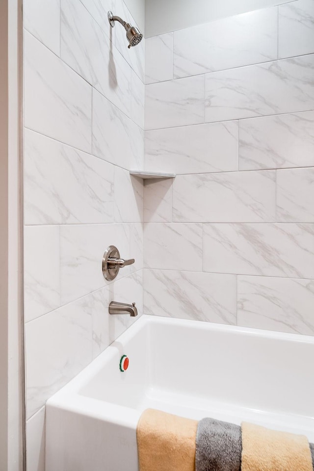 bathroom with tiled shower / bath combo