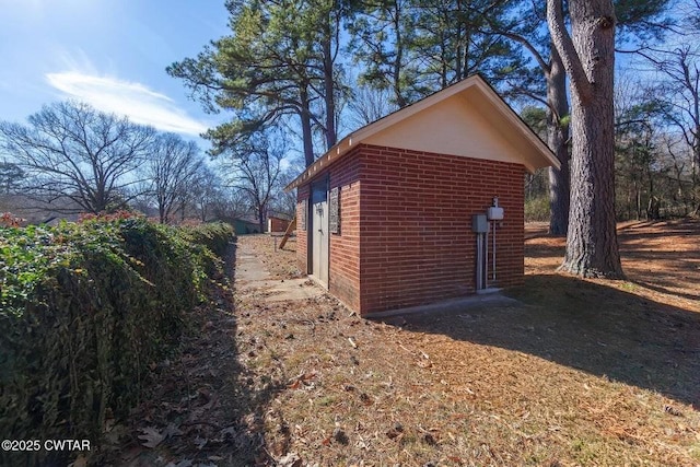 view of side of home featuring an outdoor structure