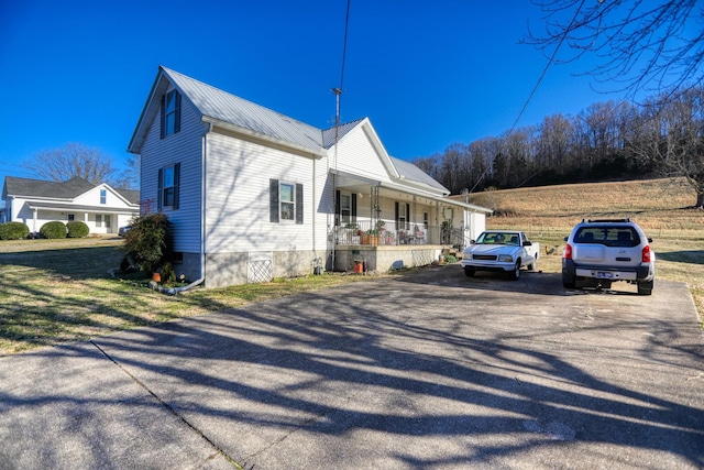 view of front of house featuring a porch and a front lawn